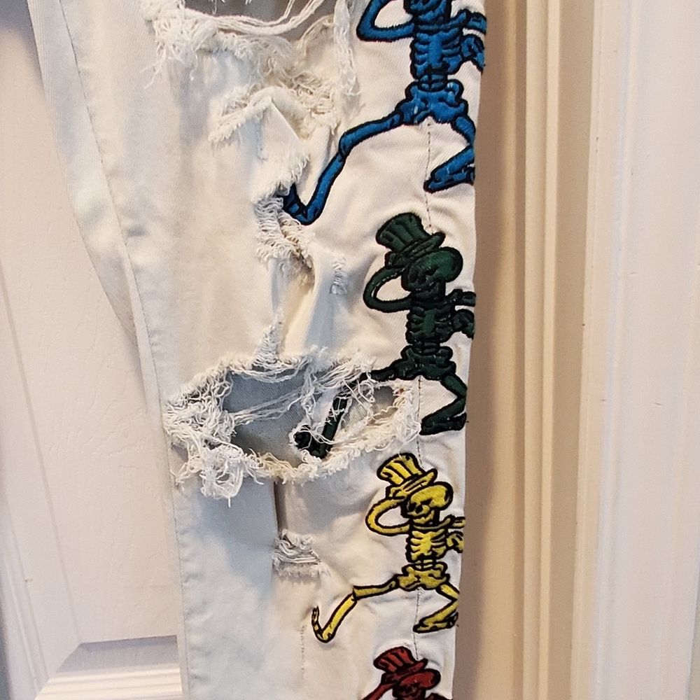 Colorful Embroidered Ripped Jeans - Picture 3 of 16